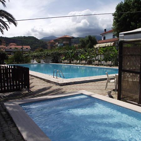 Bike And Breakfast Apartments Pietra Ligure Buitenkant foto