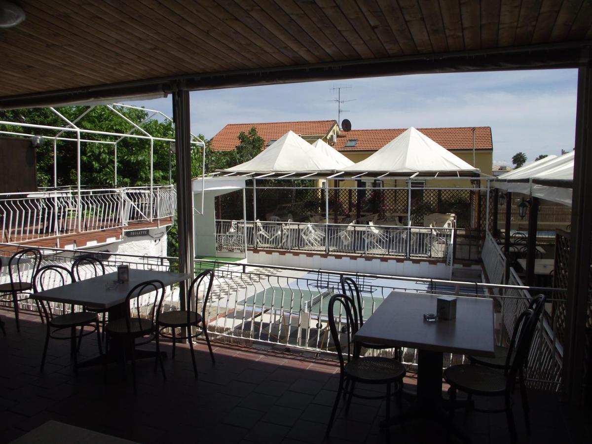 Bike And Breakfast Apartments Pietra Ligure Buitenkant foto