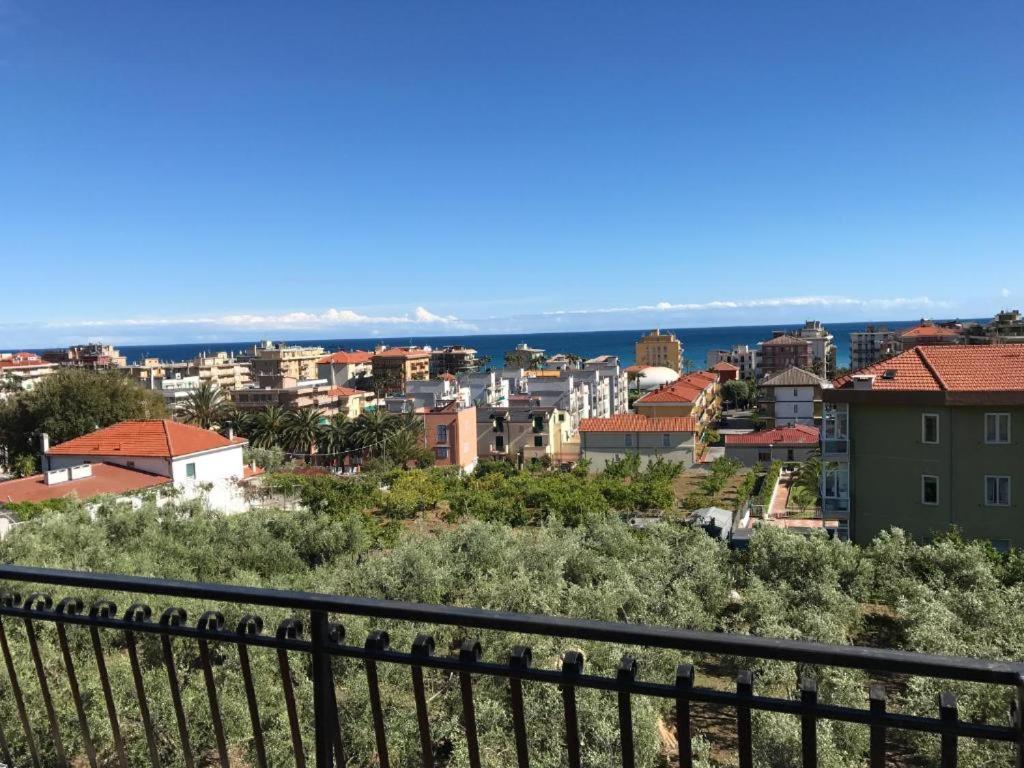 Bike And Breakfast Apartments Pietra Ligure Buitenkant foto