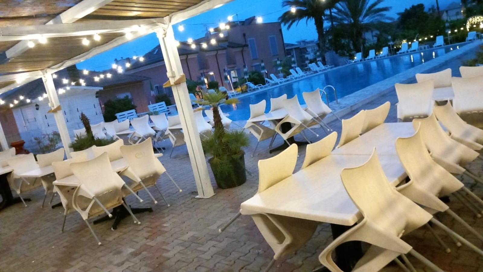 Bike And Breakfast Apartments Pietra Ligure Buitenkant foto